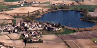 Castellaro Lagusello, the village of the heart Castellaro Lagusello